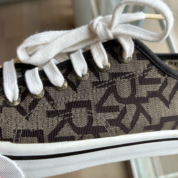 DKNY Canvas Logo Tennis Shoes Women's Size 7.5 - Picture 12 of 12